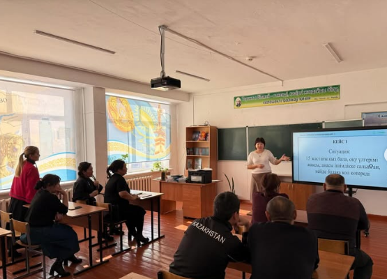 “Балалар мен олардың отбасыларының қиын өмірлік жағдайларында кеңес беру” тақырыбында сынып жетекшілермен тренинг өткізді.